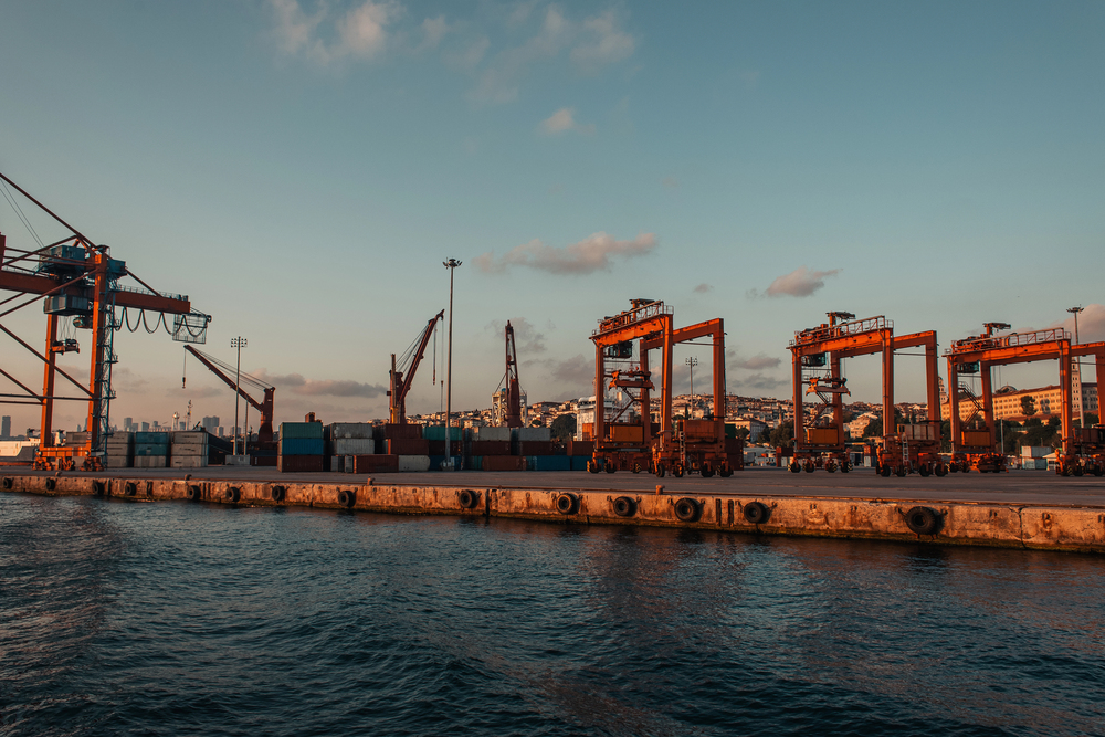 Panorama urbano e industriale collegato alle infrastrutture di trasporto