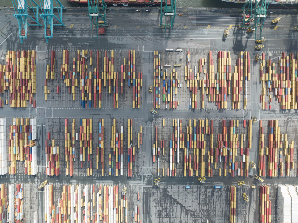 Terminal logistico con container e infrastrutture intermodali