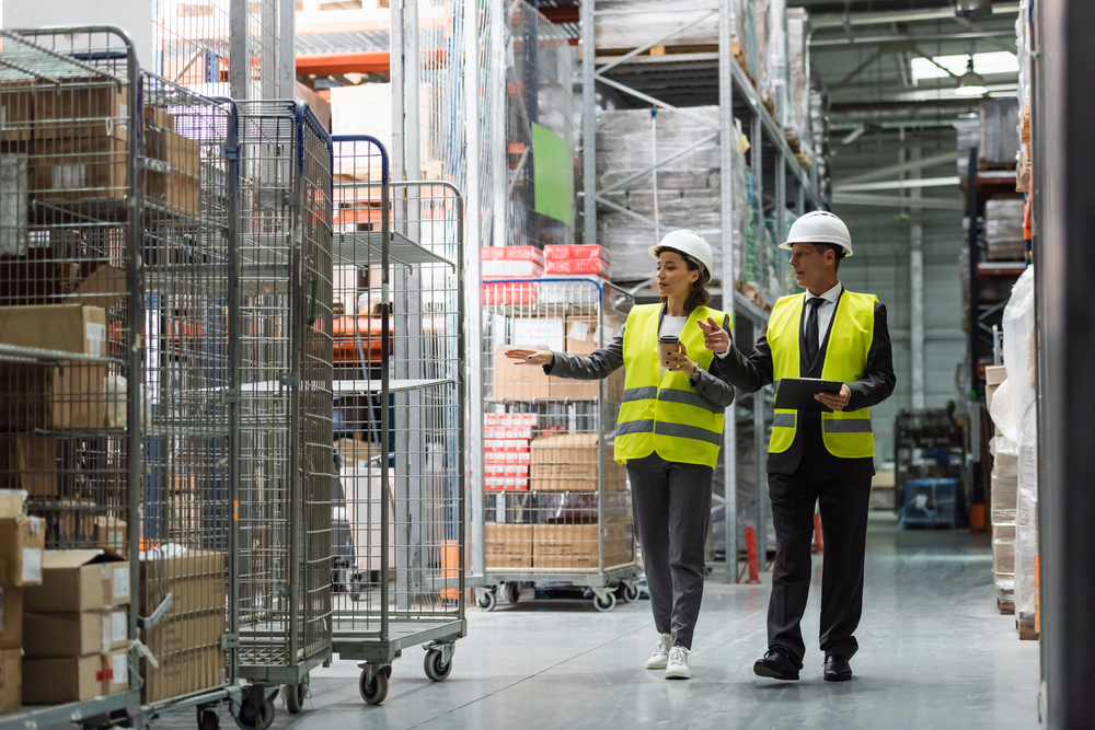 Operatori logistici in un magazzino mentre analizzano dati operativi
