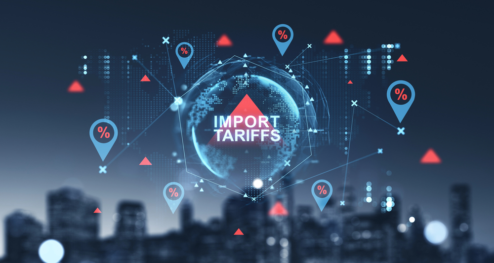 Rappresentanti istituzionali osservano una mappa infrastrutturale