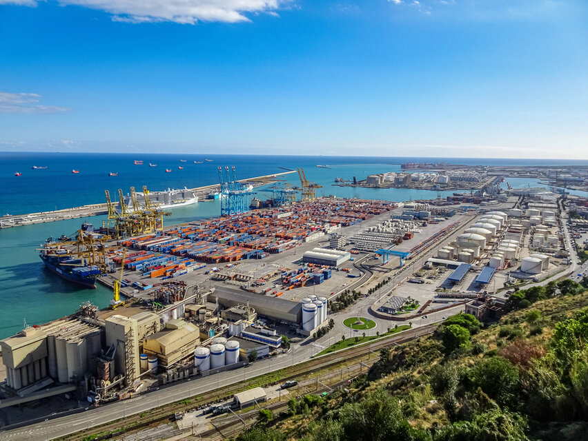 Vista di infrastrutture logistiche e portuali collegate al territorio
